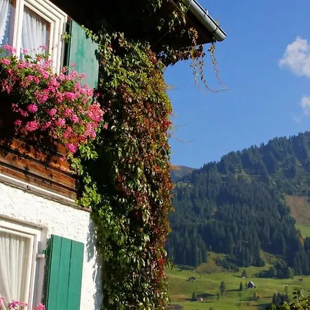 With 2 Bedrooms Hébergement de vacances *